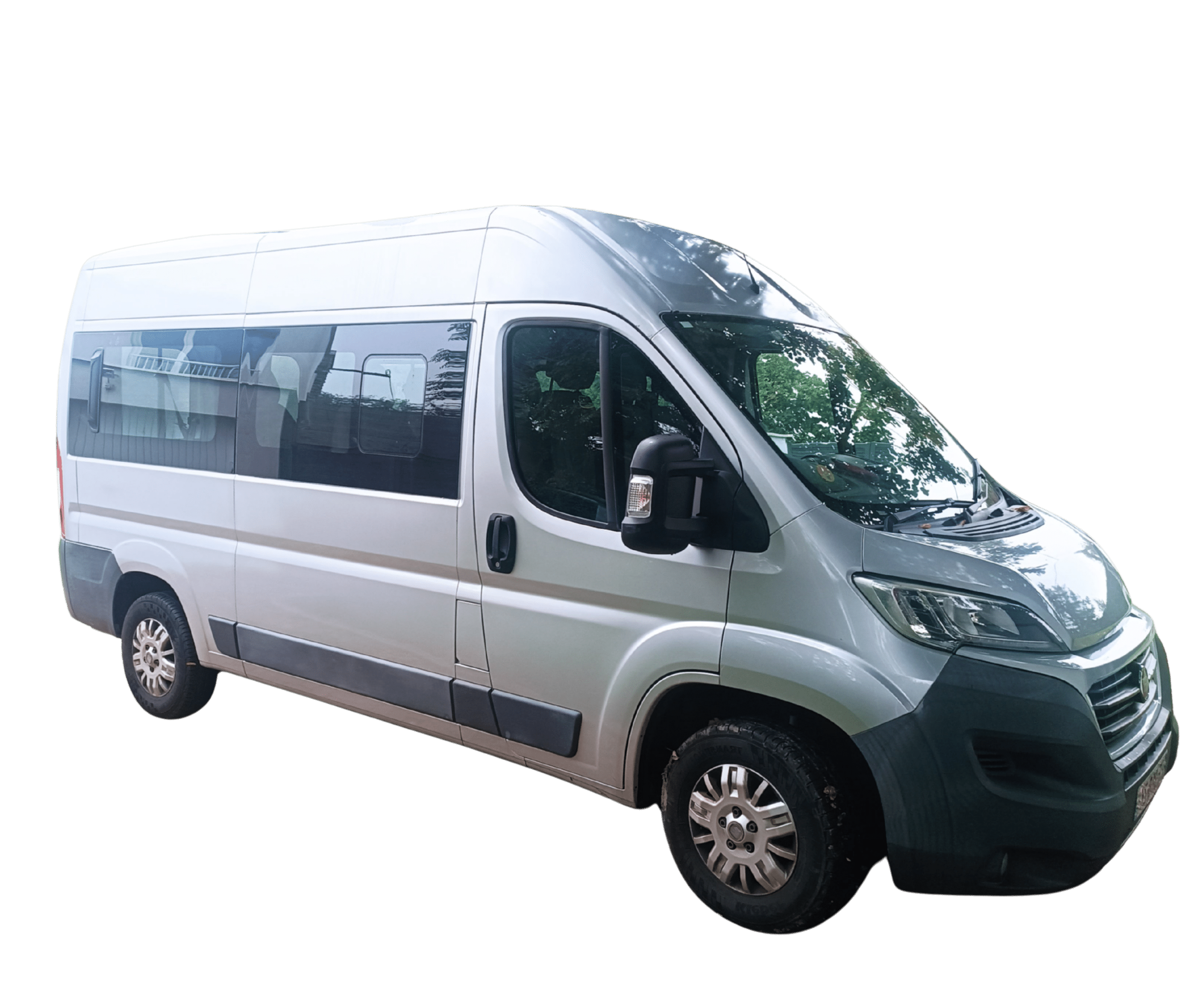 photo détourée d'un minibus de location provenant d'Atout Fret